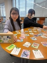 甘い味　感動届ける　マスカット―「おかやま農福カルタ」が完成　専門学校生と障害者アーティスト制作、岡山県の農畜水産物に関心を