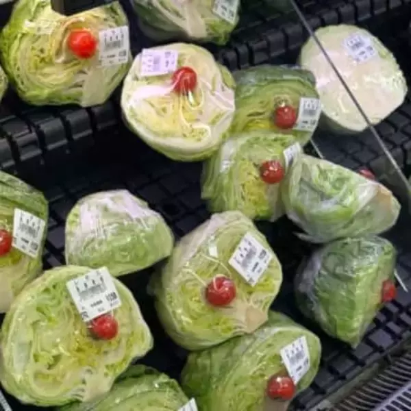 スーパーのレタス売場の奇妙な光景…「なんのため？」→聞いてみたら「ほっこりなお心遣い」