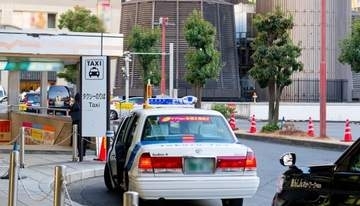 タクシー運転手が悲鳴「地べたに座った人、そのまま乗らないで」座席が汚れたら営業できません　嘔吐や糞尿ではその日の営業終了も