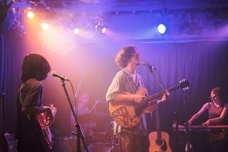 外国人も思わず「ブラボー！」 高校生も足を運ぶインディーズバンド・アポンタイム　出発点はビートルズ