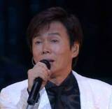 「森進一、正月の家族ショットが豪華…！人気バンドの息子＆女優の妻と頬寄せ「すごいメンツ」「貴重」」の画像1