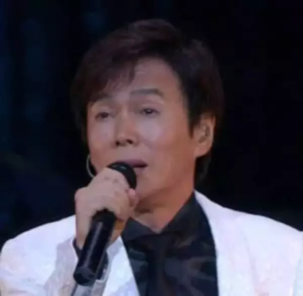 森進一、正月の家族ショットが豪華…！人気バンドの息子＆女優の妻と頬寄せ「すごいメンツ」「貴重」