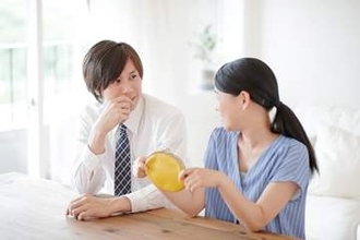 同棲カップルの生活費分担は「完全折半派」が最多→分担方法よりも「決め方」が関係性の満足度に影響大
