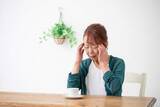「48歳女性　更年期の不調で家事も仕事も困難　会社を辞めるしかない…　休職や退職の前に知りたい制度や相談先【社会福祉士が解説】」の画像1