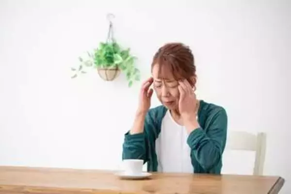 48歳女性　更年期の不調で家事も仕事も困難　会社を辞めるしかない…　休職や退職の前に知りたい制度や相談先【社会福祉士が解説】