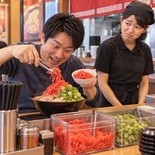 「無料だから自由だろ！」紅ショウガやニンニクを大量投入する迷惑客　トッピングの過剰消費はどんな罪に問われますか【弁護士が解説】