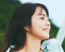 朝の光に輝く素肌と豊満バスト　無防備すぎる赤いカーディガンショット　磯山さやかデビュー25周年写真集のアナザーバージョン