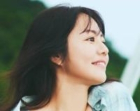 朝の光に輝く素肌と豊満バスト　無防備すぎる赤いカーディガンショット　磯山さやかデビュー25周年写真集のアナザーバージョン