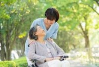 親の介護、不安は「お金」より「心的負荷」　同居か別居かも分かれ道に　PGF生命「おとなの親子の生活調査2025」