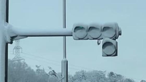 発熱しないLED式信号機は積雪時に判別できない！？→たまの雪では対策も困難　問題点を指摘する投稿に驚きや懸念の声相次ぐ