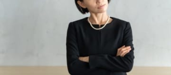 お葬式の時のコート&マフラーどうする？　少しの違いでスマートな振る舞いになる！？