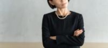 お葬式の時のコート&マフラーどうする？　少しの違いでスマートな振る舞いになる！？