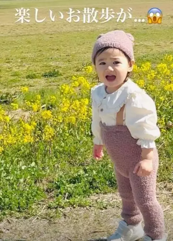 1歳娘のルンルン散歩が恐怖に「ずっとついてくる…」ウワ～ン！大泣きしたのは…「人生1周目すぎる♡」「可愛すぎる」