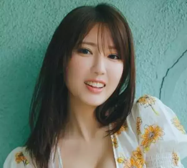「2回目の朝ごはんをこっそりいただきました」 令和のグラビアクイーン・沢口愛華さん、撮影の合間に見せたキュートな一瞬