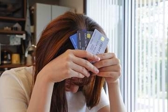 【リボ払い】月々の支払額は「5万円以下」が最多　支払いに苦しんだ経験がある人はどのくらいいる？