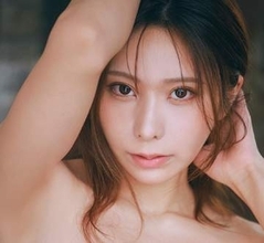 美貌×長身　ガチDJ・NOMAがまさかのグラビアデビュー　ベッドで魅せる無防備な素顔　「普段とは少し違った私を見て」