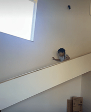 家の2階から1階へ滑り台！？　大工の夫が建てた“普通とは違う新居”　娘が何度も滑る姿に198万回再生「私も滑りたい」「夢見てた理想のおうち」