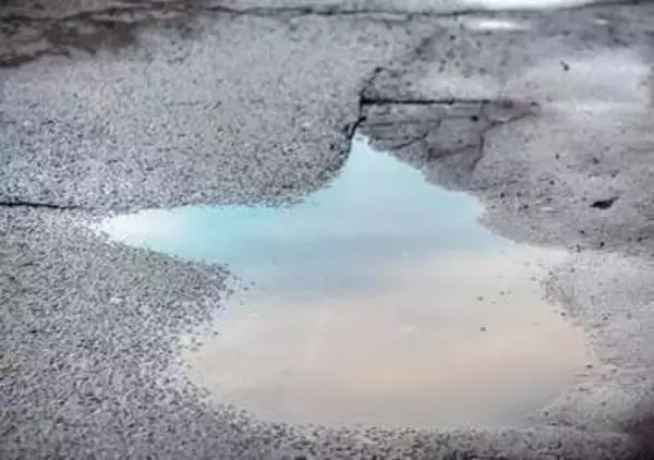 アスファルトの水たまりが秒で消えた！　謎の機械に驚き「ヤバい」「この機械すんごい…名前分からんけど」