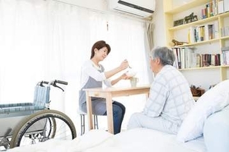 85歳父が脳梗塞で倒れ右半身まひ　要介護3認定で週5回デイ…なのに年金から保険料が天引き？　負担軽減の相談先とは【社会福祉士が解説】