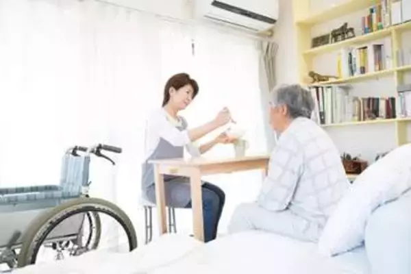 85歳父が脳梗塞で倒れ右半身まひ　要介護3認定で週5回デイ…なのに年金から保険料が天引き？　負担軽減の相談先とは【社会福祉士が解説】