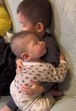 「生後8カ月の弟が夜泣き→3歳兄が抱きかかえて……　　兄弟愛あふれる姿に「平和の塊♡」「癒しをありがとう」」の画像1