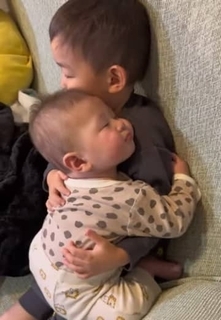 生後8カ月の弟が夜泣き→3歳兄が抱きかかえて……　　兄弟愛あふれる姿に「平和の塊♡」「癒しをありがとう」