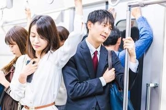 満員電車で立っているのがやっと　つり革が近くにない…そんなとき使えるモニターのフチ　「これを我々は『社畜のクリフハンガー』と呼ぶ」