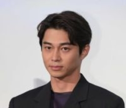 山暮らしで長髪&髭のワイルドな近影が話題の東出昌大　新しい動画に「やっぱ良い男」「自然に一口でかいな」「色気あって格好良くて…」