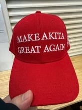トランプの赤いMAGAキャップを、秋田で発見！？　よく見てみたら、驚愕の文字「アツすぎて即買いした！」