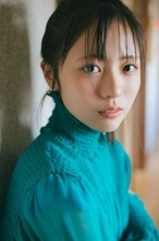 天真爛漫キャラ＆気品漂う美貌　整った目鼻立ちが際立つ横顔ポニテショット　日向坂19歳美女が表紙・巻頭に