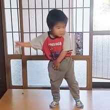 動画ばかり見てた2歳息子に→祖母「本物を見なさい」と、マイケルを推したら……　なりきる姿に「可愛いのにカッコいい」「この年齢でマイケルとは粋！」
