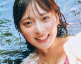 「次世代グラビアスターの19歳美女　カラフルビキニやバックショット　水も滴る圧巻ボディで悩殺」の画像1