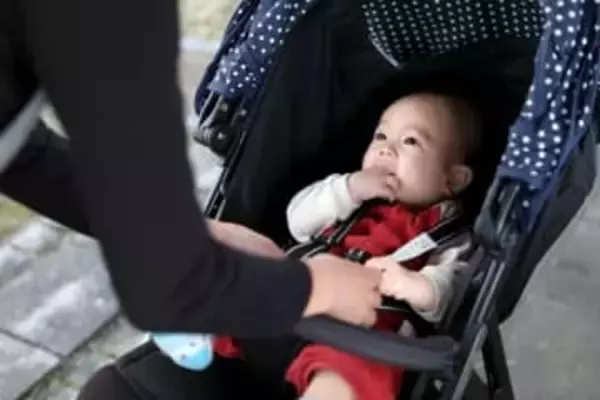 電車内ベビーカーエリアで「子供嫌いだから降りて」理不尽ないいがかり…電車内トラブルにママは？