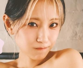 斜めファスナーからバストちらり　谷間から汗しっとりのサウナショット　つんこさんが攻めのグラビア「着た瞬間に『これ、大丈夫？』と…」