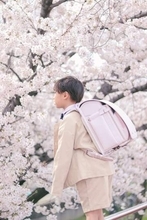 「薄いピンクのランドセルがいい！」 黒か青を予想していた母の戸惑い、1年後のわが子にほっこり　同色のスニーカーのおねだりも