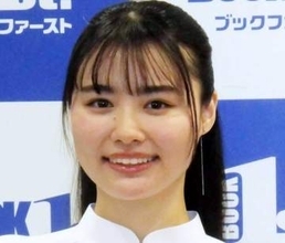 「この顔でこのボディは強すぎる」 リボンを巻き付けた23歳女優　Vネックレオタードで際立つ真っ白マシュマロ