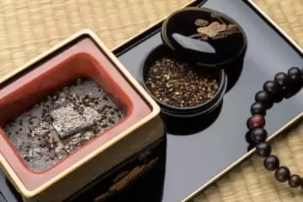 焼香ってどうやるんだっけ？つまんで、掲げて、パラパラして…正しい手順解説