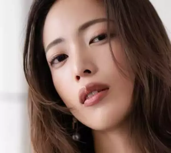 4キロ増やしムッチリ挑発！　Gカップ美女がワキ全開ポーズ　「クールな私と可愛い私、どちらも見て」