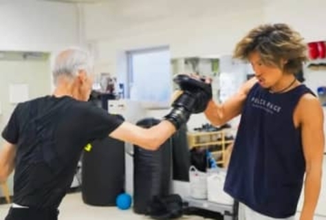 「うさんくさい茶髪？」と思われ経営危機→80代の生徒さんが「僕の人生を変えた」　6年後の今「変わったのは僕だけではなく……」