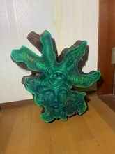 朝市で買ってきた切り株　筆で命を吹き込むアーティスト　呼び起こされた第3の目に「かっこよすぎる」