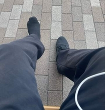 公園で休憩中…靴が片方なくなった！片足の“シンデレラ状態”で捜索→戻ると、靴を抱えた母親と号泣する子ども　「シュールすぎる」「映画化したい」