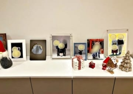 【初笑い】子どもの記念写真に「がま口財布」が紛れ込む…　4500円でパネル化した母親の失敗が48万いいね超の大反響