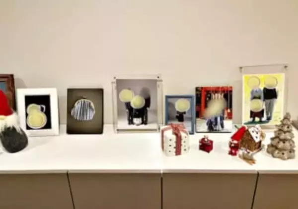 【初笑い】子どもの記念写真に「がま口財布」が紛れ込む…　4500円でパネル化した母親の失敗が48万いいね超の大反響