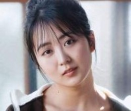 はみ出しそうな90センチバスト　レトロポップなレオタード姿にクラクラ　21歳女優がカラフル水着でのびのび