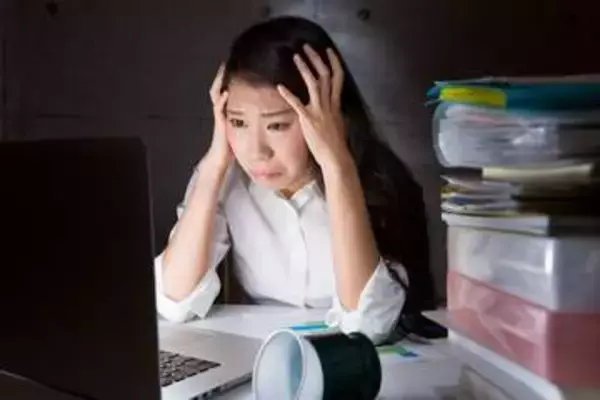 「20代社員が「働きすぎ」と感じる残業時間、その結果にビックリ！？　非効率な仕事にも不満「お局のご機嫌取り」「「企業理念の唱和」「何もせずに問題を先送り」」の画像