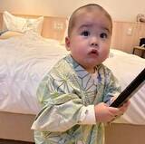 「1歳息子、遊具めがけて全力ダッシュ→なぜかフリーズする姿に「どした？」「たたずむ姿が可愛い♡」」の画像1