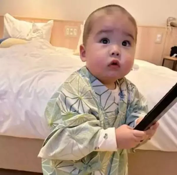 1歳息子、遊具めがけて全力ダッシュ→なぜかフリーズする姿に「どした？」「たたずむ姿が可愛い♡」