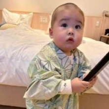 1歳息子、遊具めがけて全力ダッシュ→なぜかフリーズする姿に「どした？」「たたずむ姿が可愛い♡」