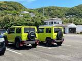 「「どっちかわからんかったやないかい」駐車場で黄色いジムニーが横並び→その後フェリーでも！「同じ車だと横に停めたくなる」声も」の画像1
