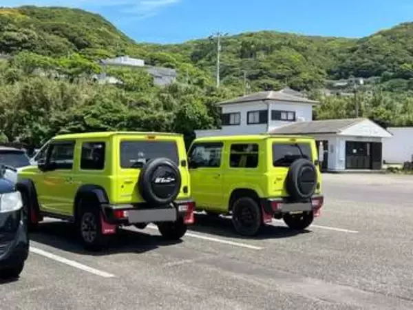 「どっちかわからんかったやないかい」駐車場で黄色いジムニーが横並び→その後フェリーでも！「同じ車だと横に停めたくなる」声も